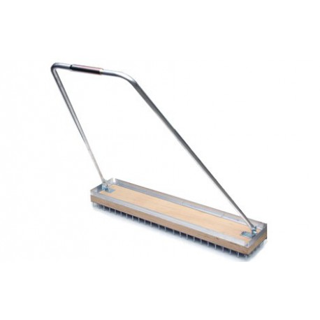 Hrablo na rozrušení antukového kurtu