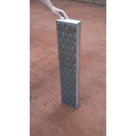 Hrablo na rozrušení antukového kurtu